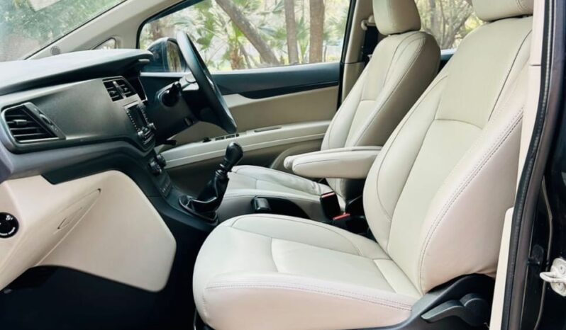 
								Mahindra Marazzo 8 STR M4 full									