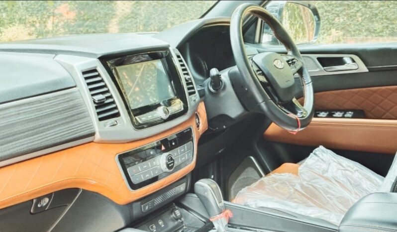 
								Mahindra Alturas G4 4WD AT full									